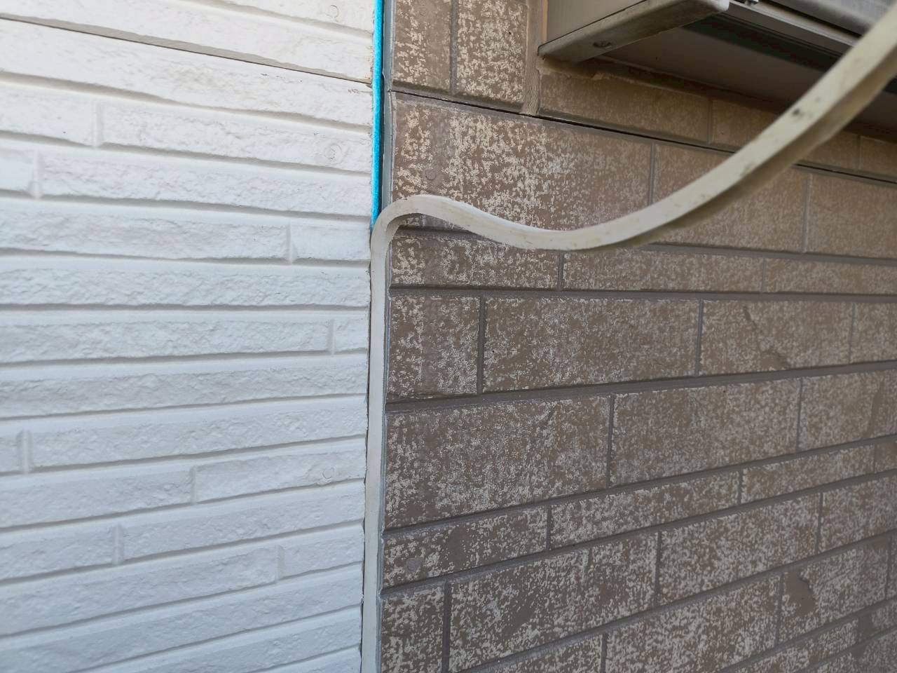 古くなったシーリングを撤去中